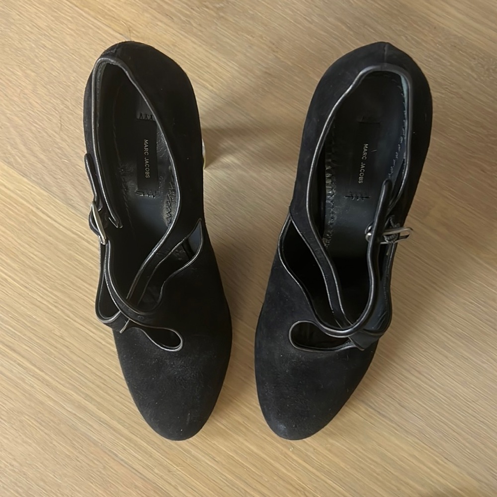 Marc Jacobs criss cross buckle pump